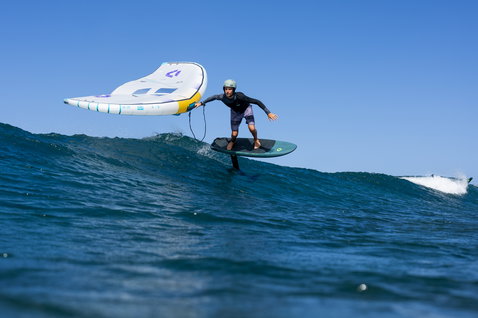 Duotone Unit SLS Foil Wing beim Wing Foiling auf einer Welle im Ozean