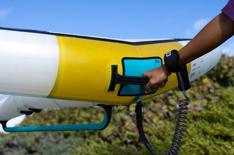 Duotone Unit SLS Concept Blue Foilwing 3,5 m Griffdetail beim Wing Foiling in Guadeloupe