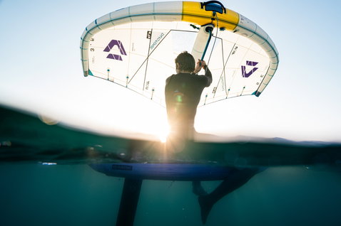 Duotone Unit SLS Concept Blue Foilwing beim Wing Foiling im Meer bei Sonnenuntergang