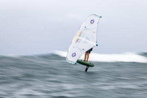 Duotone Unit SLS Concept Blue Foilwing beim Wing Foiling auf dem Ozean