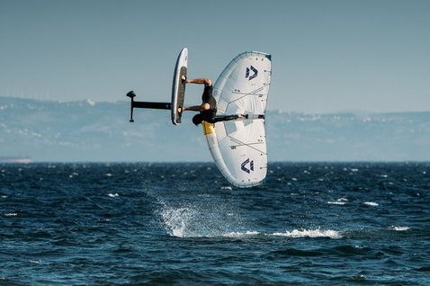 Duotone Unit SLS Concept Blue Foilwing beim Wing Foiling über dem Meer