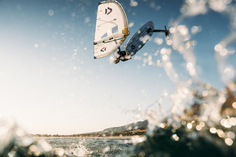 Duotone Unit SLS Concept Blue Foil Wing beim Wing Foiling über dem Meer