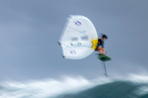 Duotone Unit SLS Concept Blue Foilwing beim Wing Foiling über dem Ozean