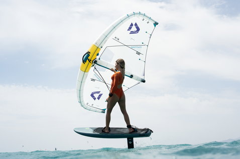 Duotone Unit SLS Concept Blue Foil Wing 3,5 m beim Wing Foiling auf dem Meer