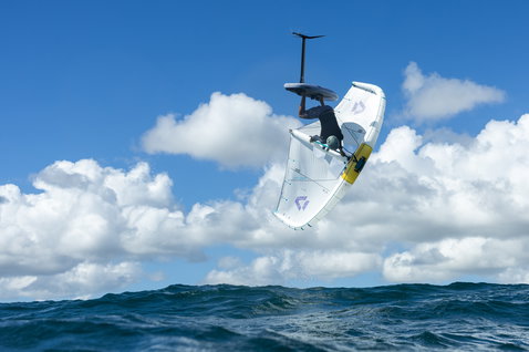 Duotone Unit SLS Concept Blue Foilwing beim Wing Foiling über dem Ozean