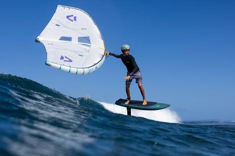 Duotone Unit SLS Concept Blue Foilwing beim Wing Foiling auf dem Meer