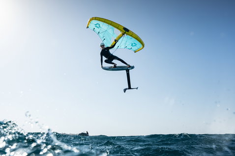 Duotone Sky Style SLS Foilboard beim Wing Foiling Freestyle über dem Ozean