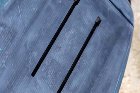 Duotone Sky Style SLS Foilboard Detailansicht Carbon-Deck mit Fußschlaufen-Inserts in schieferblau