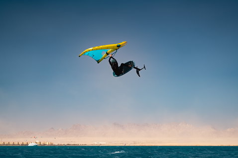 Duotone Sky Style SLS Foilboard beim Wing Foiling in der Luft über dem Meer
