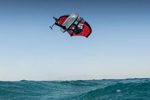 Duotone Sky Style SLS Foilboard beim Wing Foiling über dem Ozean mit Freestyle-Luftmanöver