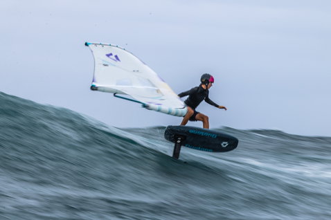 Duotone Sky Style SLS Wing Foil Board beim Wing Foiling auf dem Meer in slate-blau