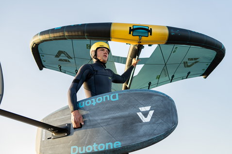 Duotone Sky Style SLS Foilboard beim Wing Foiling an der Küste
