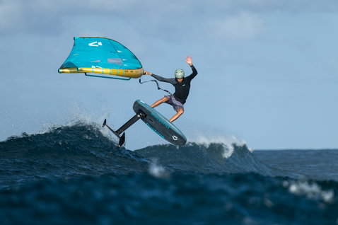 Duotone Sky Style SLS Foilboard beim Wing Foiling auf dem Ozean