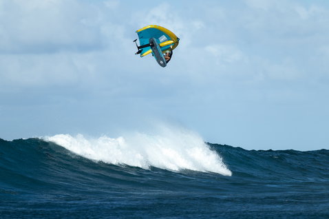 Duotone Sky Style SLS Foilboard beim Wing Foiling — Aerial-Freestyle über dem Ozean