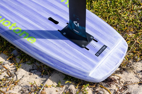 Duotone Sky Style planche de foil détail arrière avec boîte Deep Tuttle en bleu lavande carbone