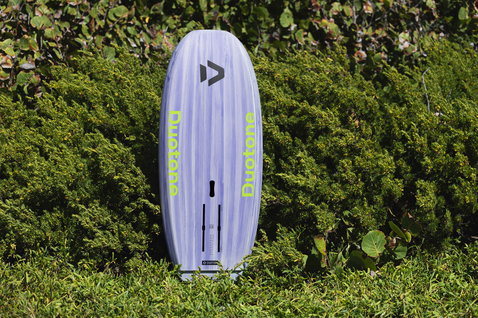 Planche de foil Duotone Sky Style en gris lavande avec marquage vert lime, vue extérieure