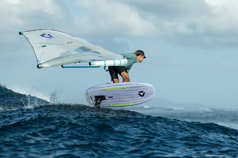 Duotone Sky Style planche de foil freestyle en wing foiling sur l'océan