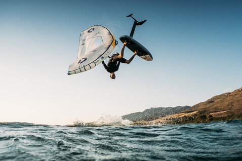 Planche de foil Duotone Sky Style lors d'un trick freestyle de wing foiling au-dessus de l'océan