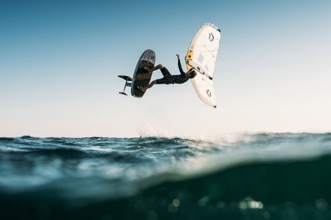 Planche de foil Duotone Sky Style en wing foiling trick aérien freestyle au-dessus de l'océan