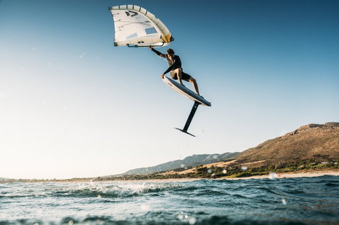 Planche de foil Duotone Sky Style lors d'un saut de wing foiling au-dessus de l'océan