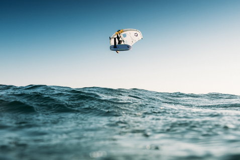 Planche de foil Duotone Sky Style en wing foiling au-dessus de l'océan avec aile Unit SLS