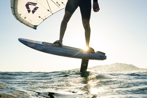 Planche de foil Duotone Sky Style en wing foiling sur l'océan en contre-jour