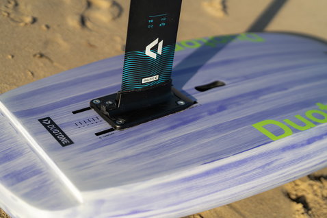 Détail de la planche de foil Duotone Sky Style avec platine de montage en bleu lavande sur sable