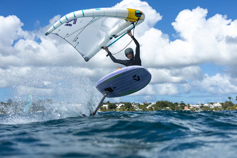 Planche de foil Duotone Sky Style lors du wing foiling au-dessus de l'océan en cadre tropical