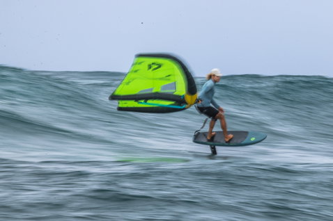 Duotone Skybrid SLS planche de foil en wing foiling sur l'océan en gris ardoise