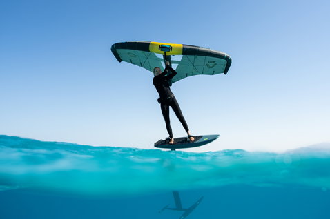 Planche de foil Duotone Skybrid SLS en wing foiling au-dessus d'un océan turquoise