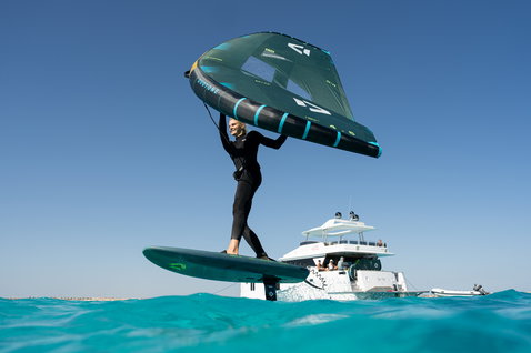 Duotone Skybrid SLS planche de foil lors du wing foiling sur océan turquoise en vert foncé