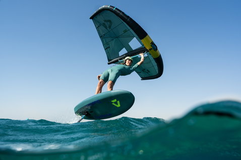 Planche de foil Duotone Skybrid SLS lors d'une session de wing foiling sur l'océan