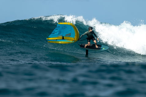 Planche de foil Duotone Skybrid SLS lors d'une session de wing foiling sur une vague océanique