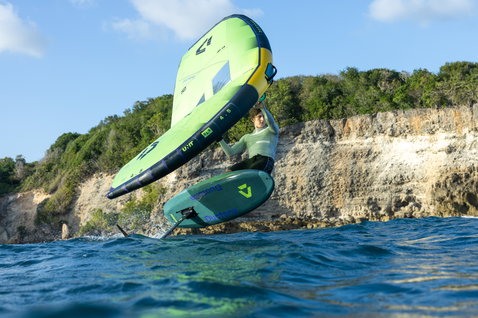 Planche de foil Duotone Skybrid SLS lors du wing foiling au-dessus de l'océan en Guadeloupe
