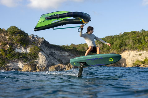 Planche de foil Duotone Skybrid SLS en wing foiling dans des eaux tropicales en vert sarcelle