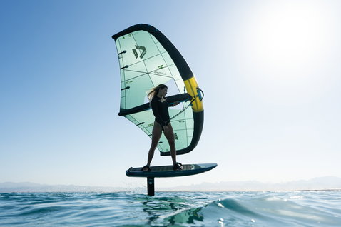 Duotone Skybrid SLS planche de foil lors d'une session wing foiling en mer