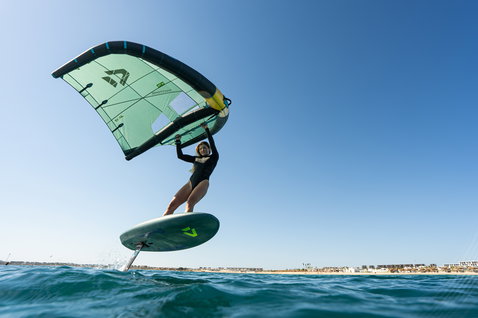 Duotone Skybrid SLS planche de foil lors du wing foiling sur l'océan en vert foncé