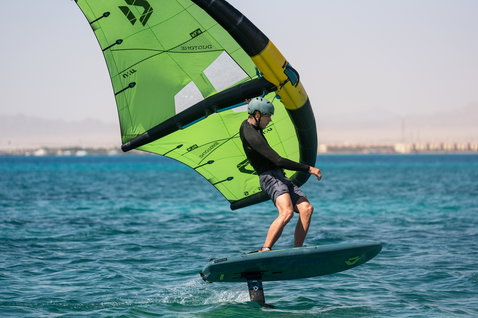 Planche de foil Duotone Skybrid SLS lors d'une session de wing foiling en mer turquoise