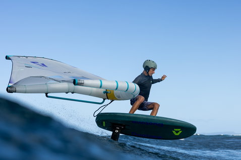 Planche de foil Duotone Skybrid SLS lors de wing foiling sur l'océan par temps ensoleillé