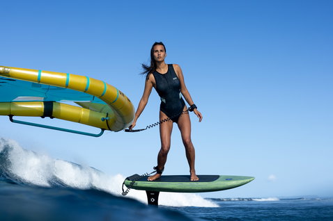 Planche de foil Duotone Trace SLS lors du wing foiling sur l'océan en Guadeloupe
