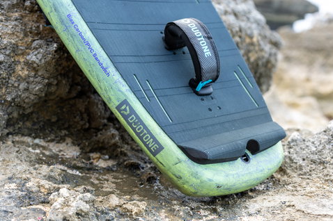 Planche de foil Duotone Trace SLS en vert olive, détail arrière construction Biax Carbon/PVC Sandwich