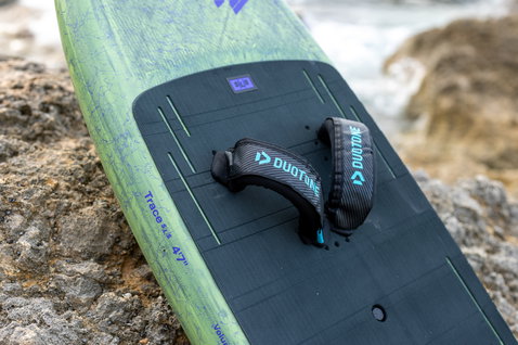 Duotone Trace SLS foil board 4'7" détail pont avec sangle en bleu foncé et olive