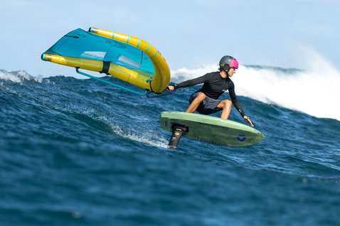 Duotone Trace SLS planche de foil en wing foiling sur une vague en Guadeloupe