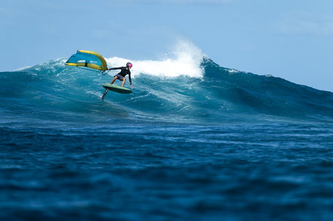 Planche de foil Duotone Trace SLS lors du wing foiling sur une vague en Guadeloupe