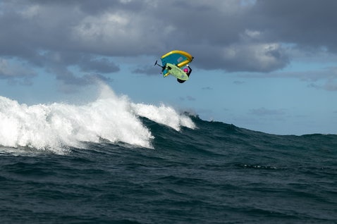 Planche de wing foil Duotone Trace SLS lors de wing foiling au-dessus d'une vague en Guadeloupe