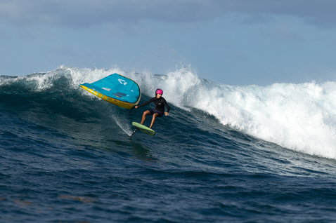 Duotone Trace SLS foil board en wing foiling dans la vague en Guadeloupe en turquoise et vert jaune