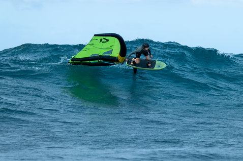 Duotone Trace SLS planche de foil lors d'une session de wing foiling sur une vague océanique en Guadeloupe