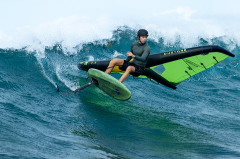 Planche de foil Duotone Trace SLS en wing foiling sur une vague océanique