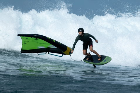 Duotone Trace SLS foil board en wing foiling sur des vagues déferlantes en Guadeloupe