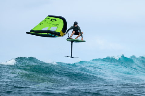 Planche de foil Duotone Trace SLS lors d'une session de wing foiling au-dessus des vagues en Guadeloupe